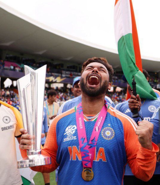 mufaddal_vohra's tweet photo. Rishabh Pant with the World Cup trophy. 😍🏆 https://t.co/8Wo3qFFuXT