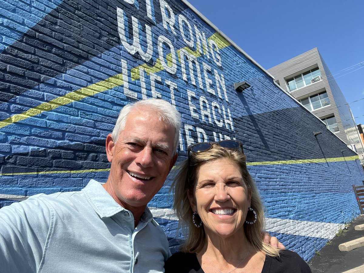 Strong Women Lift Each Other Up and so do male champions! We 👀 you John Anthony!  🙌🏼💚💙
#WeAreWomenLeaders