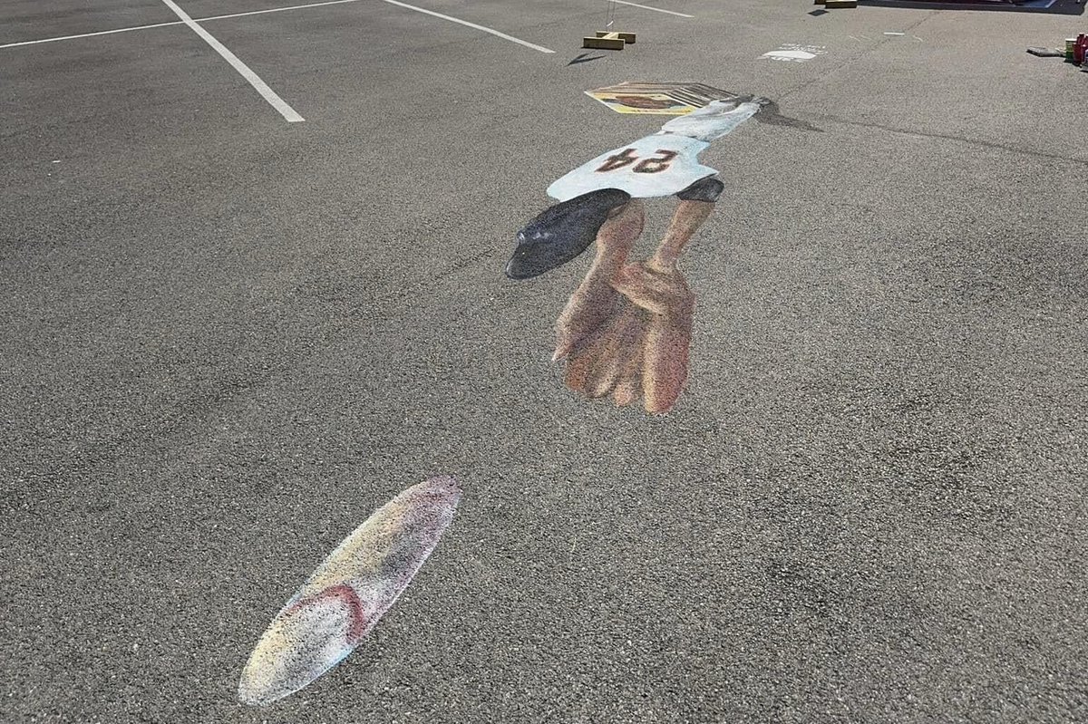 A street artist from Columbiana, OH just made this incredible chalk drawing  of Willie Mays and a stack of his baseball cards…, image size:1200x799