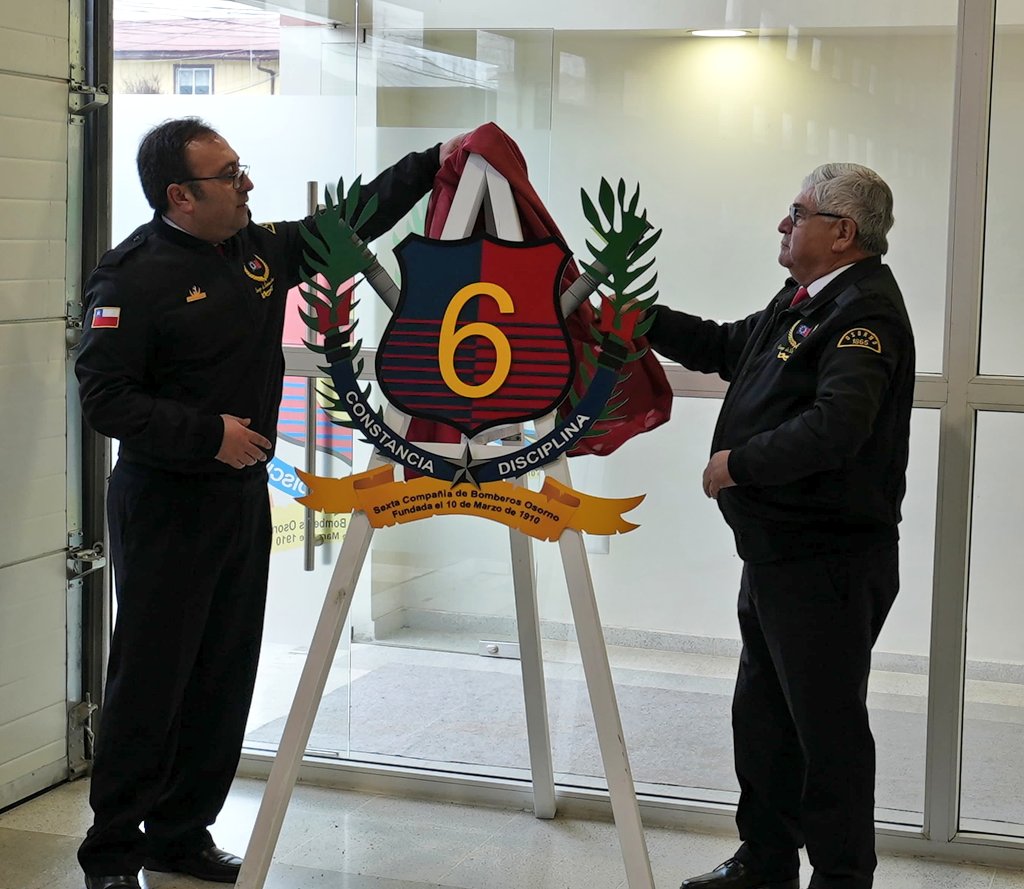 BomberosdeChile's tweet photo. 𝗕𝗨𝗘𝗡𝗔𝗦 𝗡𝗢𝗧𝗜𝗖𝗜𝗔𝗦 | Hoy se efectuó la ceremonia donde se inauguró el cuartel de la Sexta Compañía del Cuerpo de Bomberos de Osorno, encabezada por el Gobernador, Patricio Vallespín; y el Presidente Nacional de Bomberos, Juan Carlos Field. (1/3) https://t.co/MRsjQV6Ao9