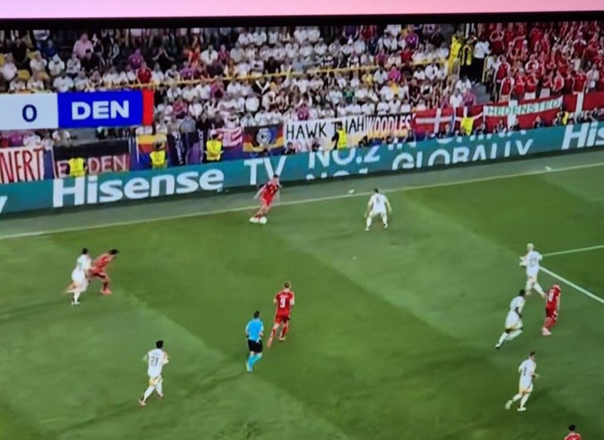I know that ain’t what I think it is on that banner in the crowd 😭😭😭