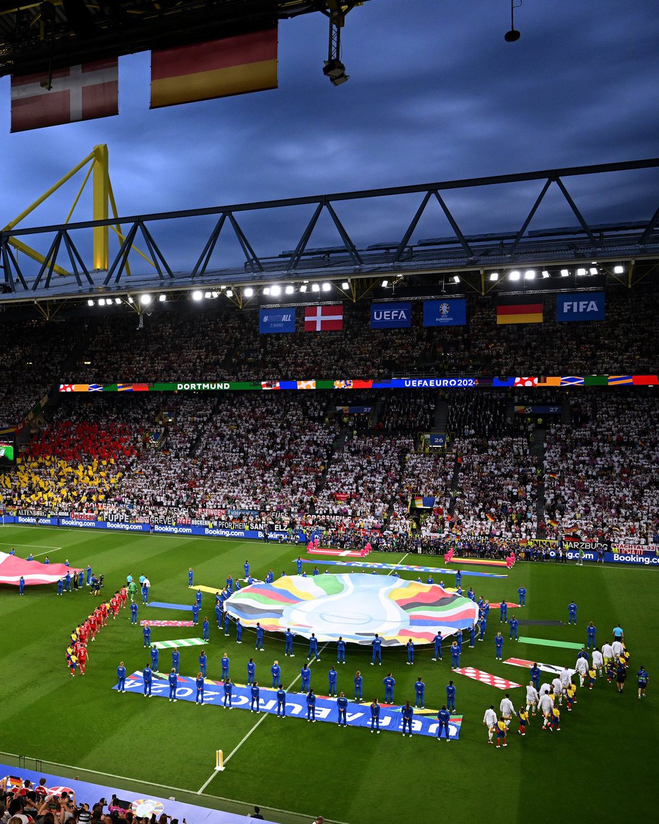 KimwiseUTDSeven's tweet photo. Play paused due to lightning  🌩️ ⚡️ ⚡️ ⛈️ at the 35mins of the first half.  

#GERDEN || #EURO2024 https://t.co/VKXgQws9hW