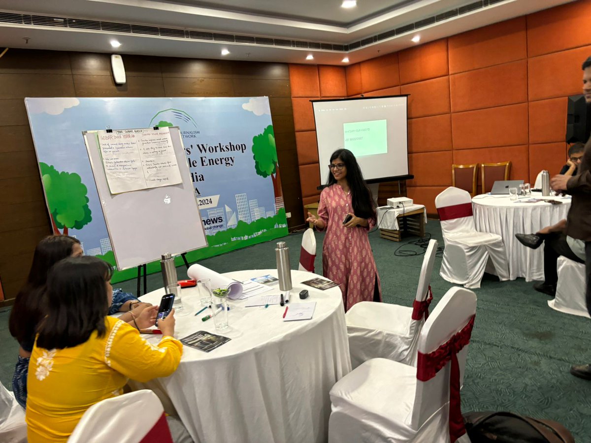 Conducted my first #MobileJournalism training at <a href="/earthjournalism/">Earth Journalism Network</a> 's Communicators' Workshop in Gaya. 😊
Hugs to <a href="/manonverchot/">Manon Verchot</a> and <a href="/sanshey/">Sanshey Biswas</a> for their support in this journey! ❤️ Looking forward to more collaborations with you! Thank you <a href="/joydeepgupta/">Joydeep Gupta</a> for this opportunity!! 🌻🌻