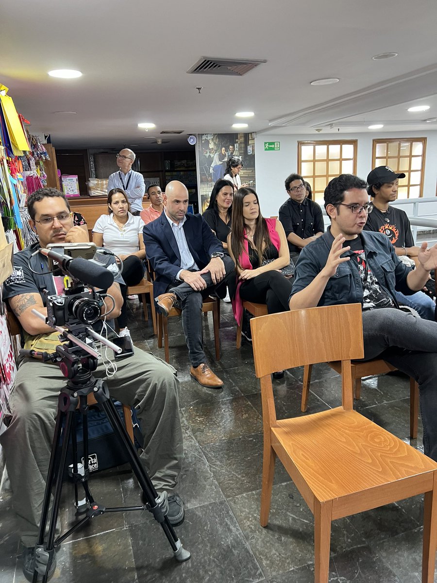 AutoresVzlanos's tweet photo. Momentos de la conversación de ayer en @tecniciencia Sambil sobre @feroceslibro con @IvanZambrano.

La felicidad 🥰 https://t.co/cpdZjXXSqu