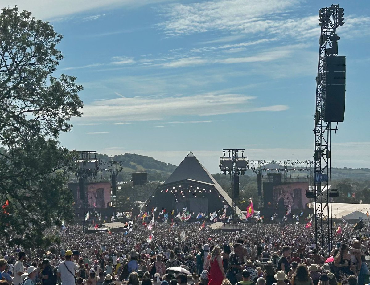 Bend &amp; Break starts Keane’s Pyramid Stage set and a Saturday afternoon singalong is underway! RS