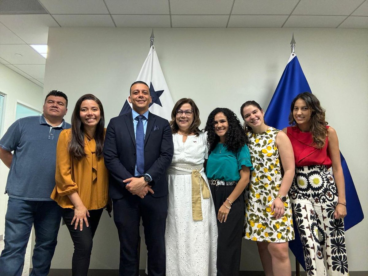 PanamaOEA's tweet image. Emb. @MRoquebert, usted ha dejado una huella imborrable en nuestra misión. Le deseamos el mayor de los éxitos en todos los nuevos horizontes que le aguardan. ¡Gracias por inspirarnos y guiarnos con su dedicación!.