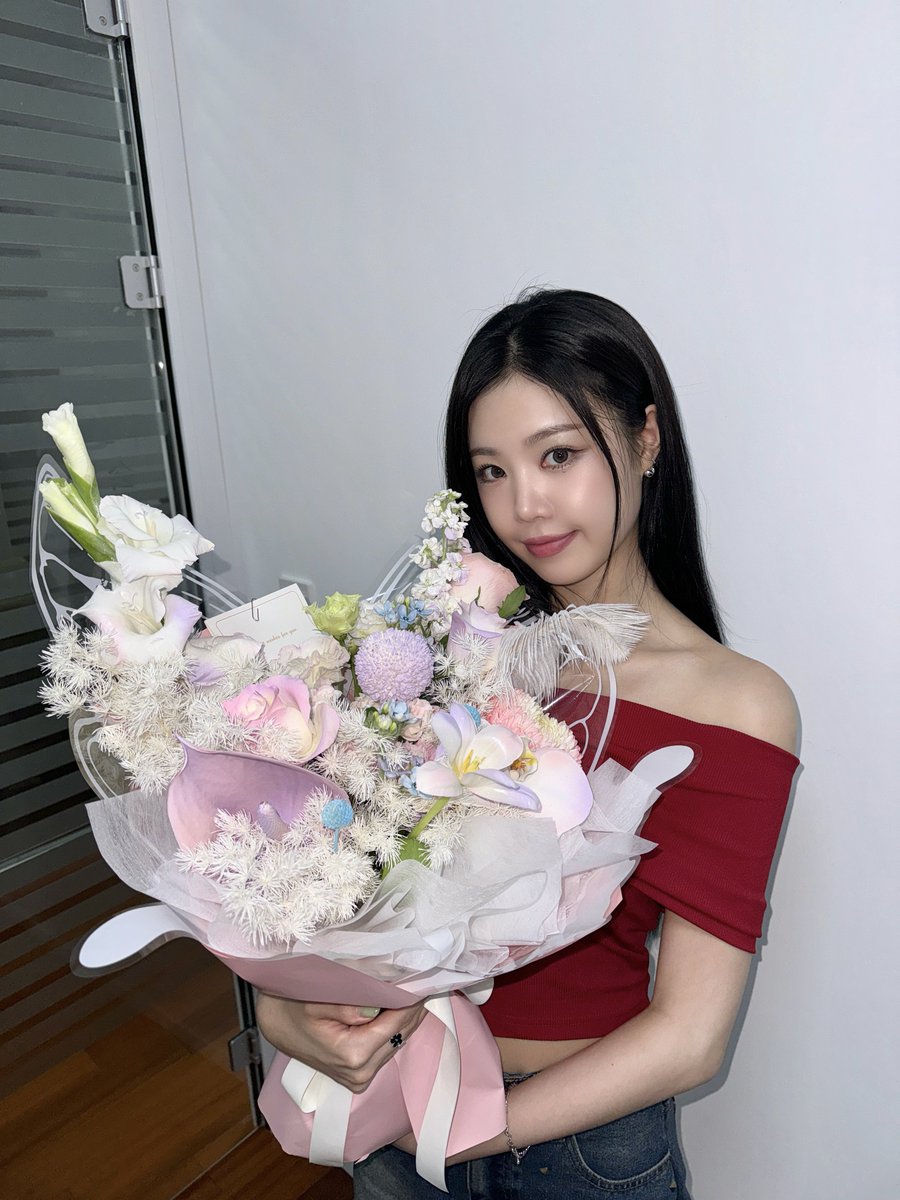 [#수탱데이📸]
2024.06.29. 🍓☕️🦋

#수진 #SOOJIN #RIZZ #MONALISA