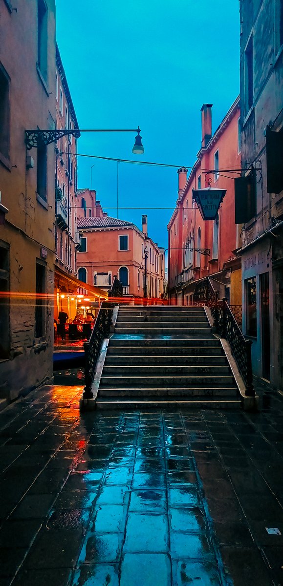 Fergvega88's tweet photo. Hace un añito en un dia lluvioso como hoy, nos perdimos en las calles de Venecia buscando un lugar bonito para cenar! @almendra_ag https://t.co/WyB0CEaI3e