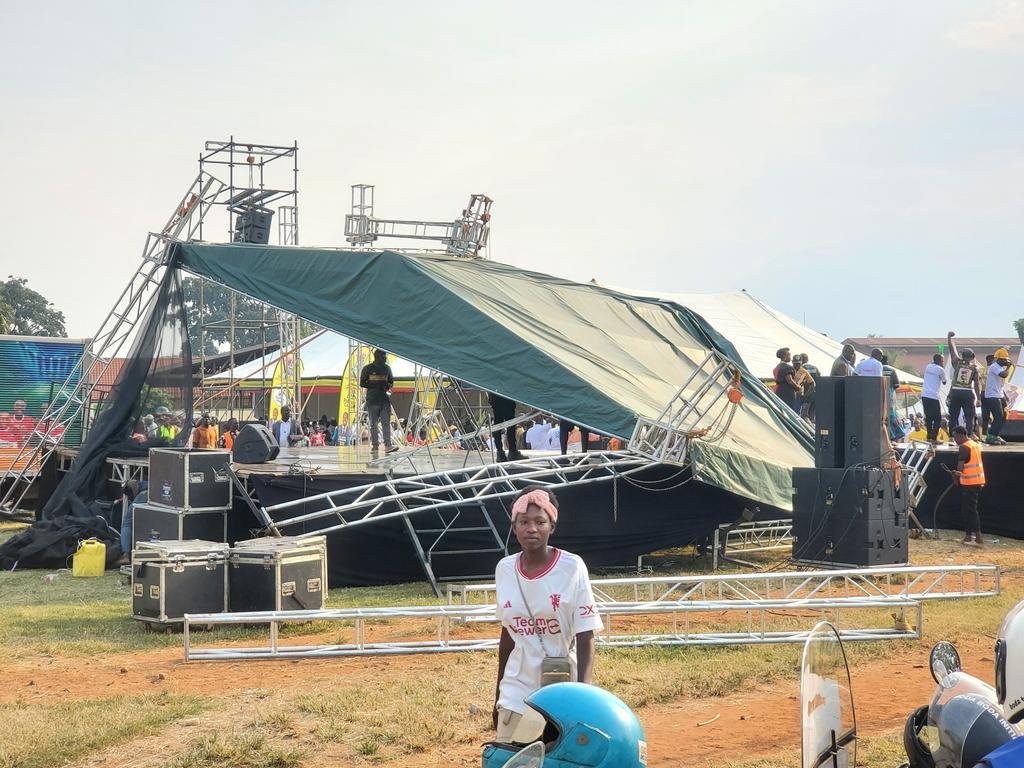 afrovertize's tweet image. #Hoima: This PLU event stage collapsed as people were celebrating the appointment of Gen Muhoozi Kainerugaba as Uganda's army chief.

In March, President Museveni appointed his son as the chief of defence forces, raising concerns that he is grooming his child for the presidency.