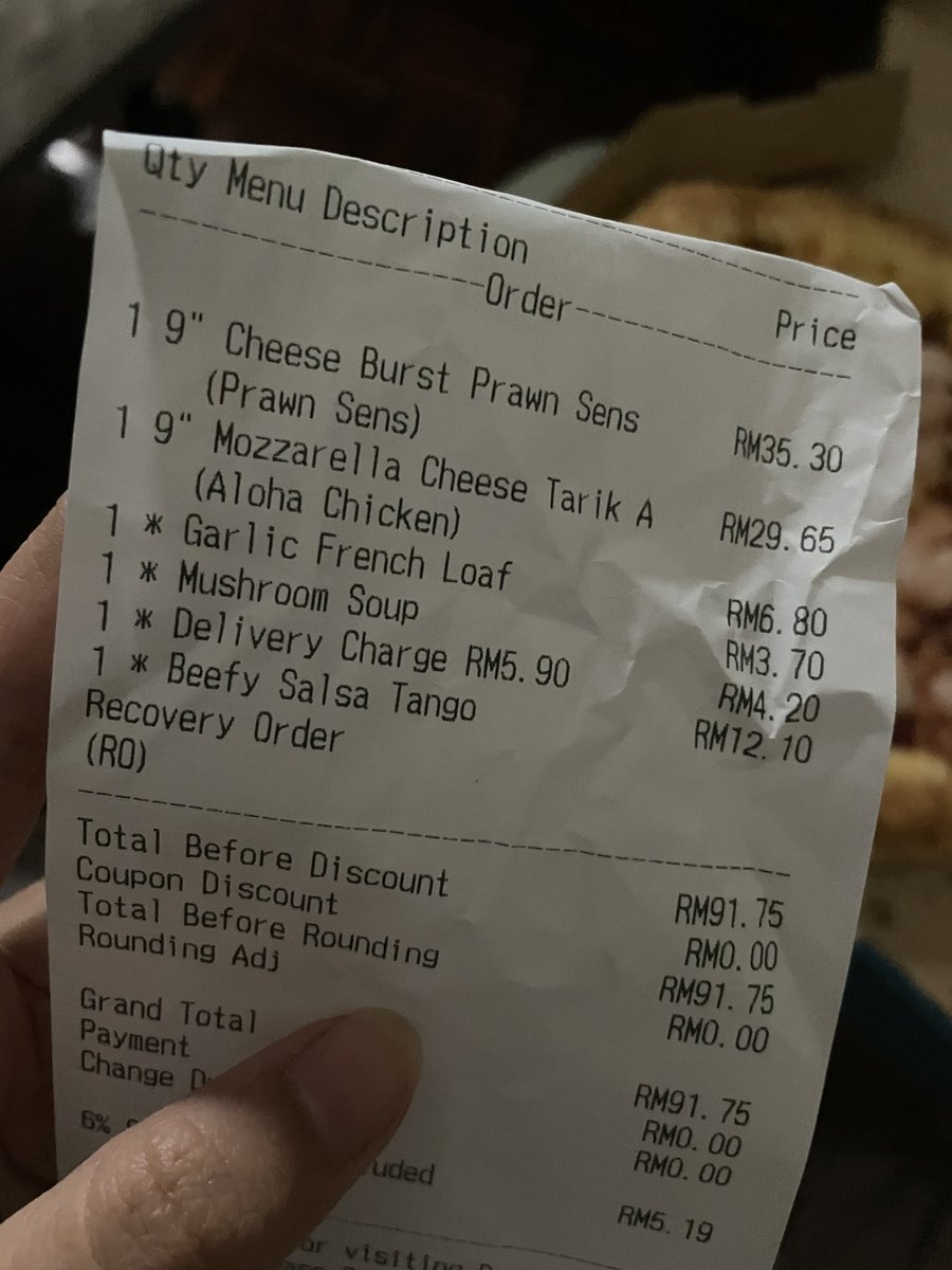 neobdf's tweet photo. @DominosMY i want a refund. I ordered prawn sensation with cheese burst crust and aloha chicken with mozarella cheese tarik yet i got the opposite crust. Refer picture below, lets settle my refund. https://t.co/G2kd3GC3Xb