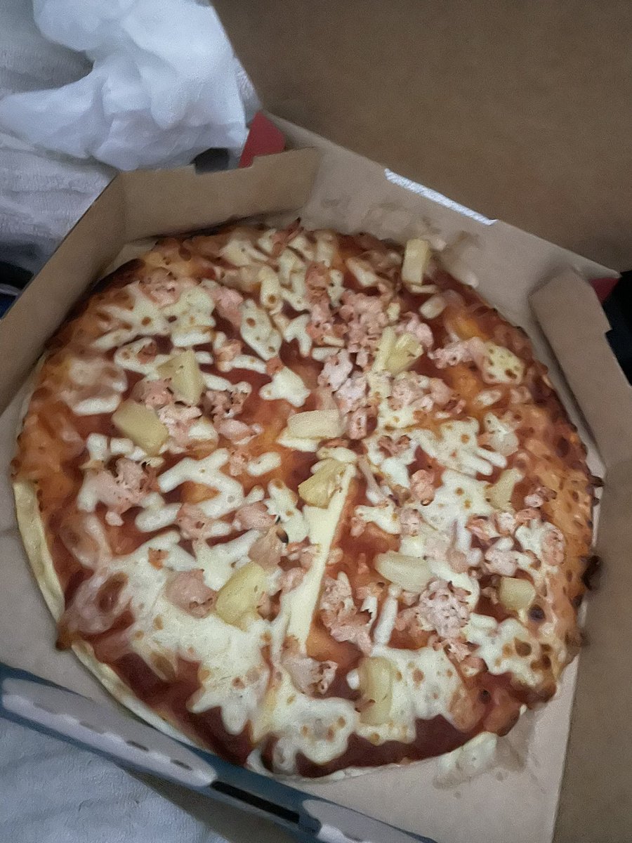 neobdf's tweet photo. @DominosMY i want a refund. I ordered prawn sensation with cheese burst crust and aloha chicken with mozarella cheese tarik yet i got the opposite crust. Refer picture below, lets settle my refund. https://t.co/G2kd3GC3Xb