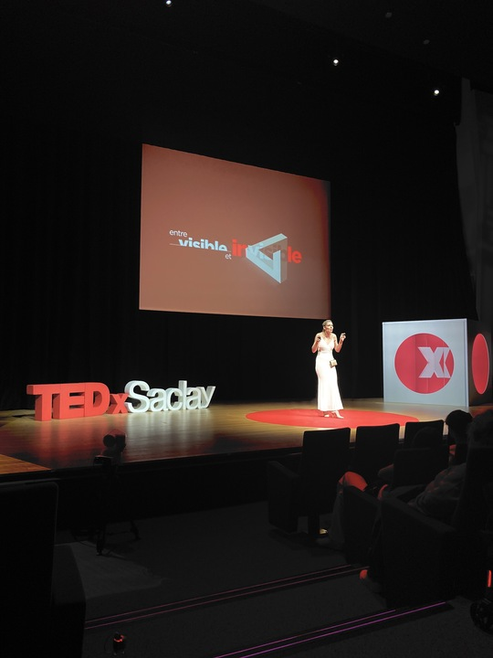 TEDxSaclay's tweet photo. @TiffanyMazars nous explique maintenant comment être pleinement soi-même, révéler notre lumière, et créer notre propre place dans ce monde.🤝❤️ https://t.co/l1KuHaEsGh