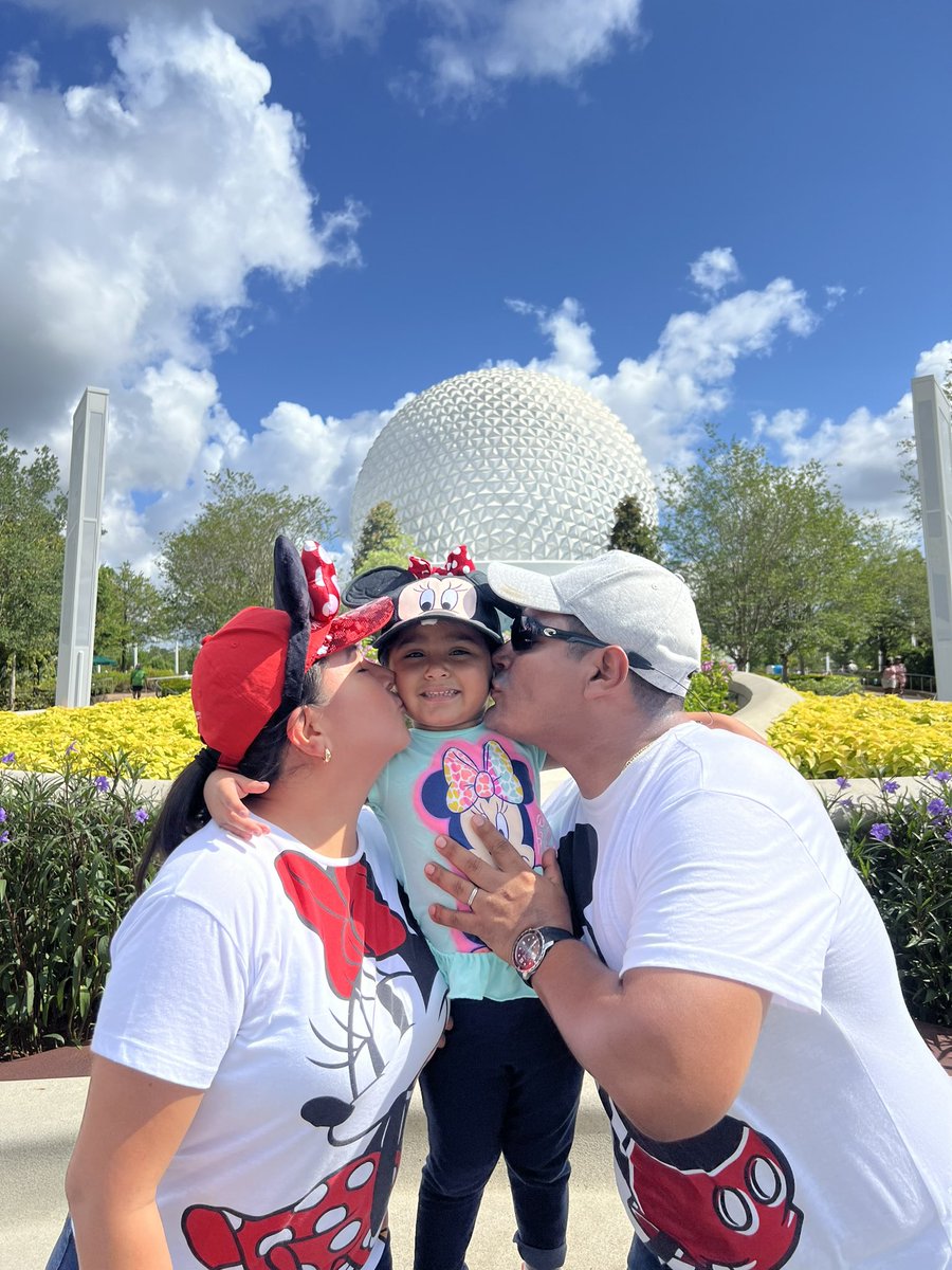 bonner_jimenez's tweet image. Les presumo a esta bonita familia, Jiménez se llama. 🤗 #FamilyTime #DisneyTime🏰