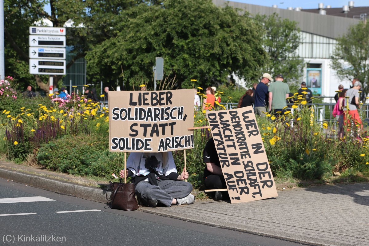 Tausende Menschen beteiligten sich unter dem Motto #Widersetzen an ungehorsamen Aktionen gegen den AfD-Bundesparteitag in #Essen. #noafd #e2906 

Mehr Bilder: flickr.com/photos/1923430…