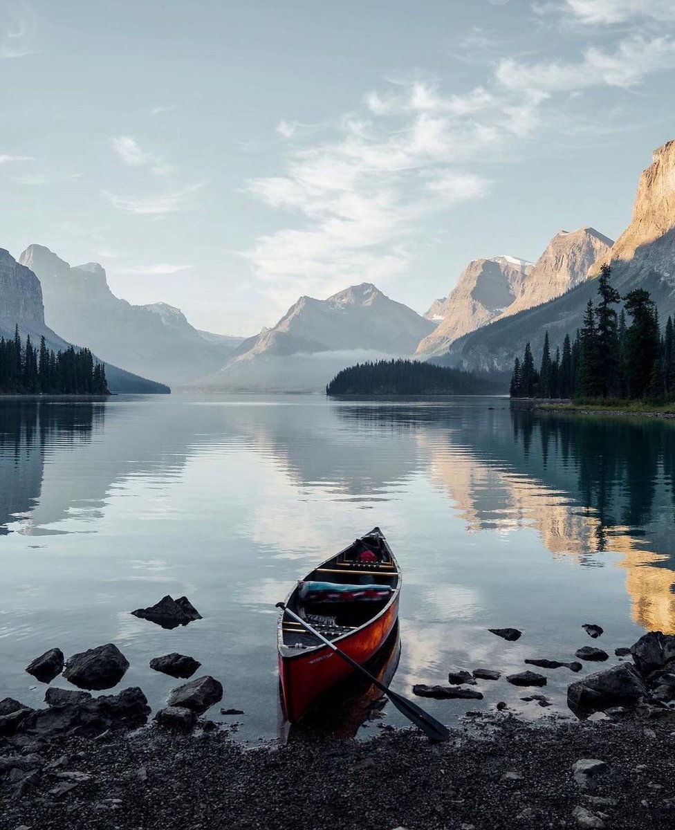Jasper National Park, Canada

Would you like to canoe on this lake ?