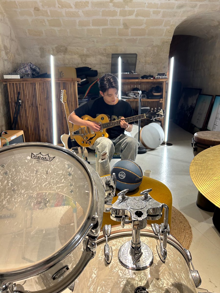 hjszones's tweet photo. joshua weverse post! 😭😭 #조슈아 

“A little late but Paris pics ><“ https://t.co/QyG7HdhguY