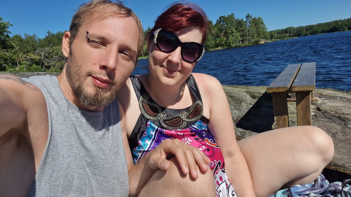 LancerQueen's tweet photo. (Late) Happy Midsummer from Sweden! @Jackal_Tenebris' first out of many! 💛🌻🎉☀️

https://t.co/ldG0G5B7Uf https://t.co/edCSAwPz6v