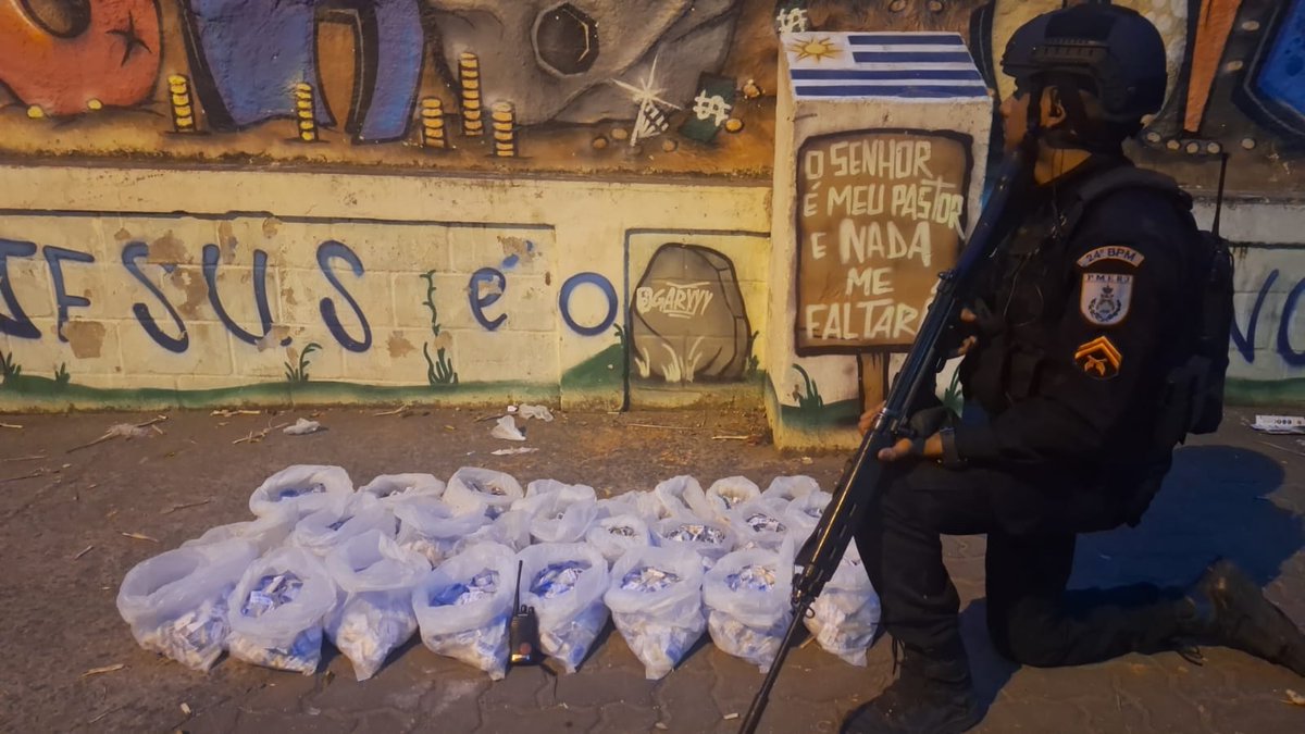 NotciasRio1's tweet image. Importante apreensão realizada por nossos policiais do #24BPM, durante ação que resultou na prisão de cinco criminosos, nas comunidades São Simão e Caixa D'Água, em #Queimados.