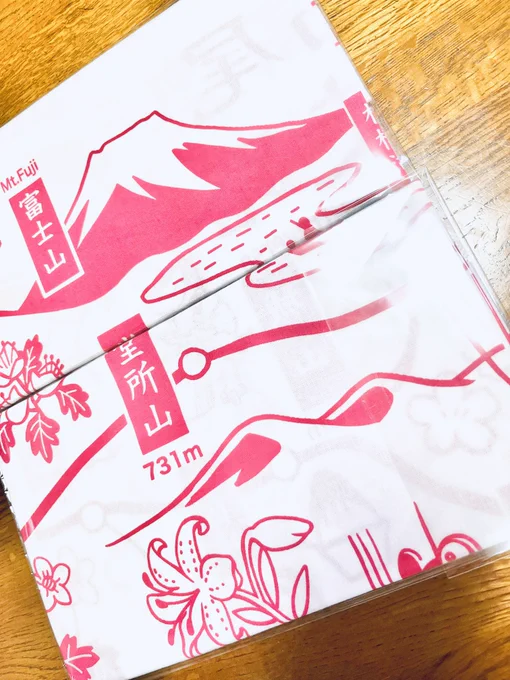 紹介が遅くなっちゃったけど… 小仏峠の守屋さん(登山詳細図さま)から奥高尾縦走路ヨコデザイン新色手ぬぐい見本頂きました😃 ローズ🌹と聞いてピンク?と思ったらしっかりした、それでいて手ぬぐいに合うすごく良い色!