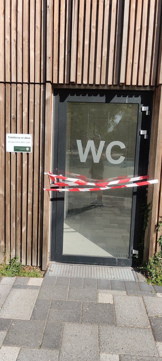 skadaha's tweet photo. Hej @FKommune
Kan i ikke være rare at få fikset toiletterne ved Langelands plads legepladsen?

Vi vil ikke have uheld i soppebassinet😁 https://t.co/NhFD4YGdu2