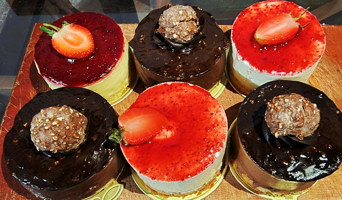 Twin_Ayya's tweet photo. @cloecafe 's cheese cakes are just luscious... 🥰🤤 https://t.co/7Oa5n9N3HI