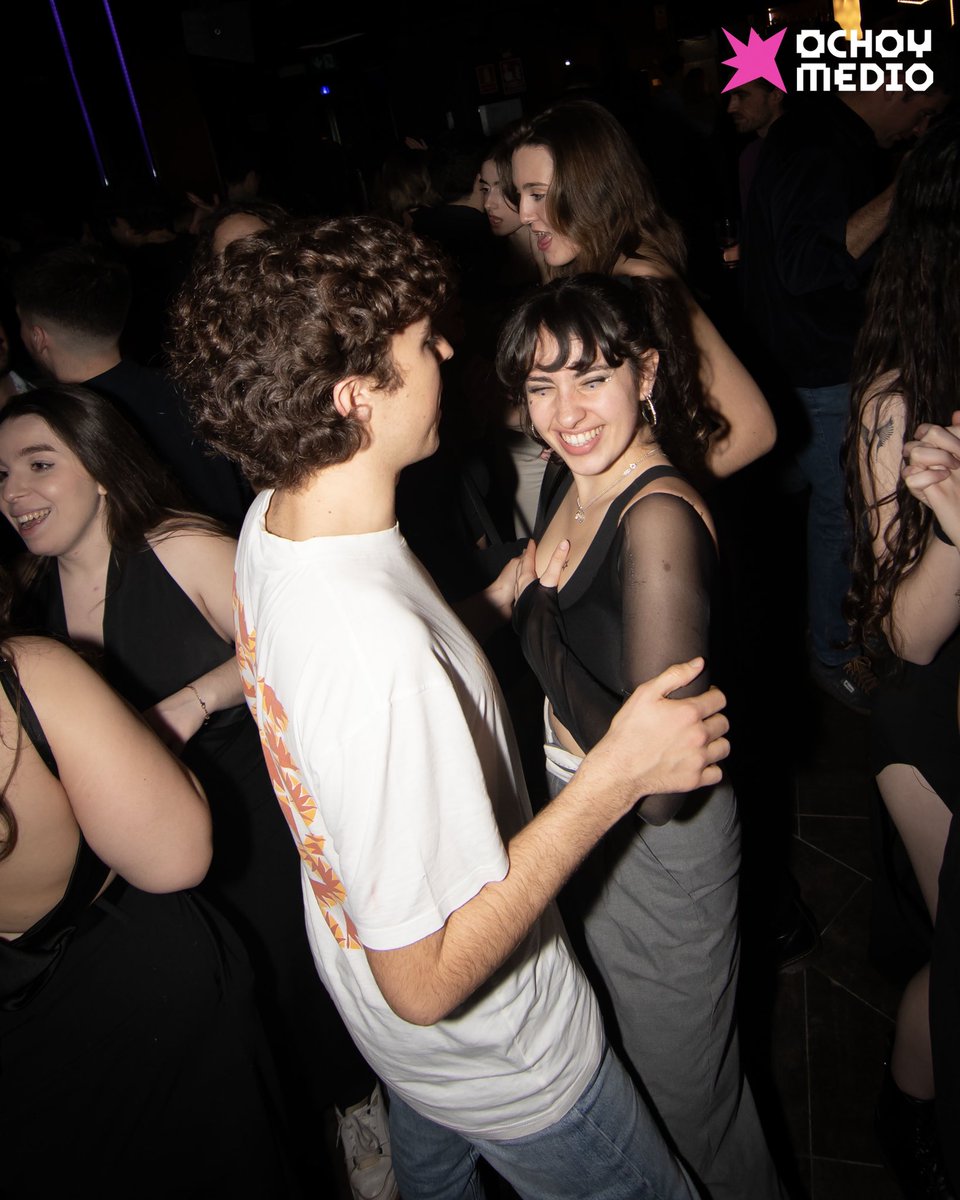 ochoymedioclub's tweet photo. Esta noche tenemos visita! ✌🏼✨ Directo desde Barcelona vuelve @hal9000dj para desplegar todas sus brillantes mezclas de pop, electrónica y música urbana! También estará Chvlo y además @SayYesDJ representando a #OchoymedioDjs!

Entradas: https://t.co/BInBmBjz2L

📸 @Adrian_YR_ https://t.co/6HdZsv9C5g
