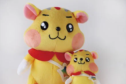 とんでもなく尊いお写真に自分ごとを描いて恐縮なのですが、アピタンをはじめとするわたしのマスコットキャラクターの作画は、小さなお子様達のぷくぷくほっぺをなんとか再現したくて生み出したものです。永遠にどこまでも突き出ている、何よりもすばらしい神の造形。 
