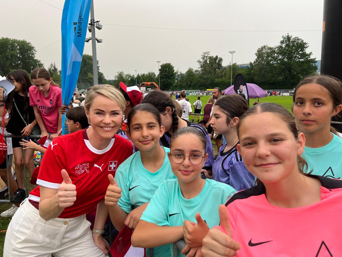 Am «Schüeli» in Dietikon, dem grössten Schülerfussballturnier der Schweiz mit über 300 Klassenmannschaften vor allem aus dem Kanton Zürich, drücken wir der Nati fest die Daumen 👍🏼 Hopp Schwiiz 🇨🇭⚽️👏🏼 #Schüeli #Fussballtalente #HoppSchwiiz #Regierungspräsidentin2024 #KantonZürich