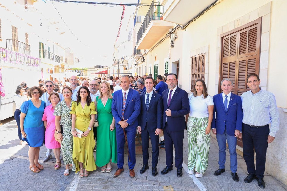 conselleriaEOE's tweet image. Les celebracions són motiu d’alegria i de festa. Cada 29 de juny se celebra la festivitat de Sant Pere a diferents poblacions de les #IllesBalears.

El conseller @coopetidor assisteix a l’ofici solemne de les festes de #SantPere #Búger on s’ha interpretat el ball de l’oferta.