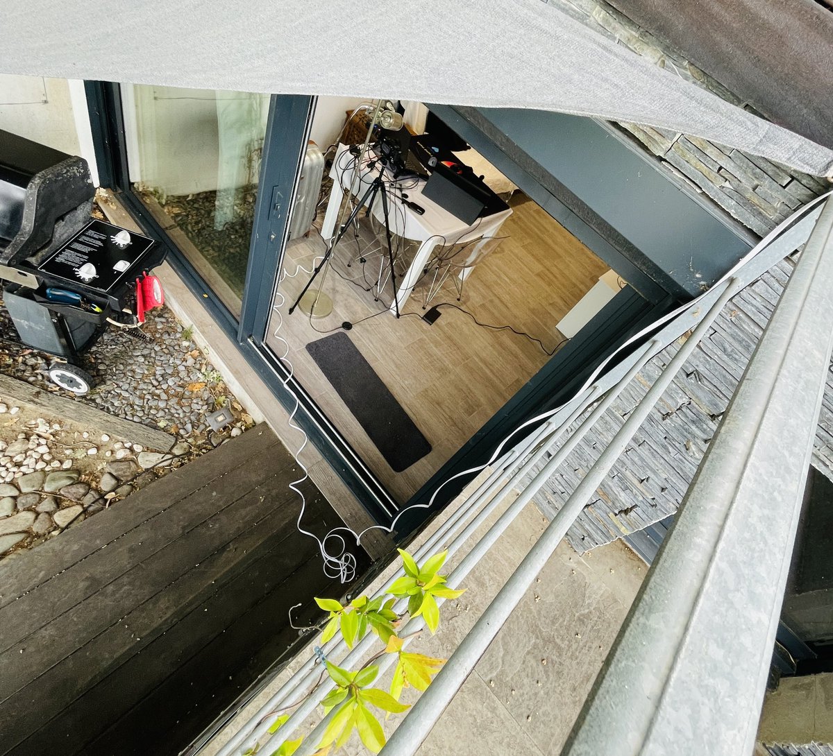 SamuelEtienne's tweet photo. Bien arrivé en vacances, juste un truc bizarre : à peine avais-je le dos tourné qu’un un setup de stream s’est installé derrière le barbecue avec son RJ45 de 50 m pour le relier à la box https://t.co/QRnKYVsf4j