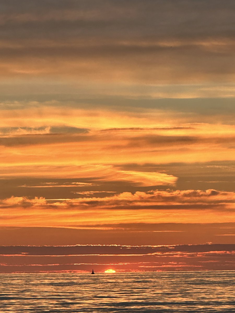 sharonwelby1's tweet photo. Sun setting over Liverpool Bay ❤️
Taken when I was on holiday in Conwy Wales 🏴󠁧󠁢󠁷󠁬󠁳󠁿 19th June.  Happy weekend.🌅 https://t.co/TLrXNBjFdA