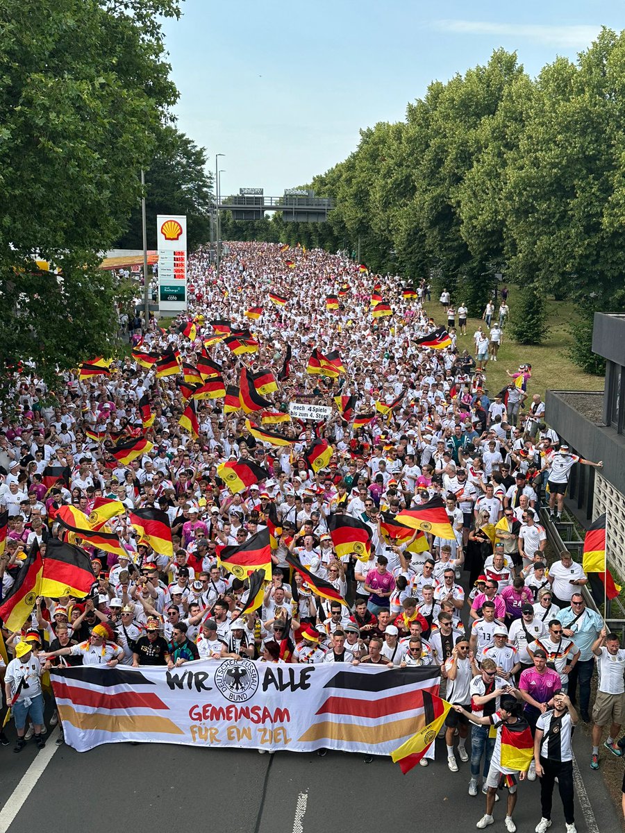 BVB's tweet photo. Kennen wir sonst nur in anderen Farben - aber auch ziemlich beeindruckend! 🇩🇪

#EURO2024 https://t.co/peObepZZ3R
