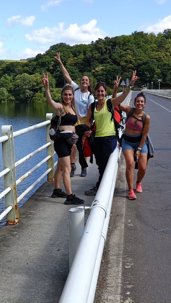 asantiagocontra's tweet photo. Que gusto da hacer un alto en el camino, encontrarte con peregrinos y después de una charla amistosa, que le hagan una donación a A Santiago contra el cáncer.
Que bonita es la gente solidaria.
Estas chicas, nos han robado el corazón en Portomarin !! 😍 https://t.co/RbIeuc04T5