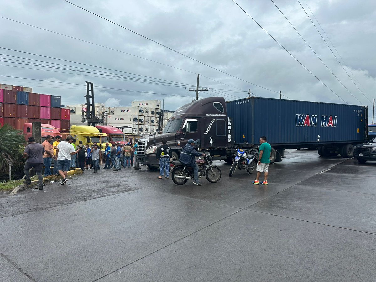 KristhaC's tweet photo. Trailer atravesado para bloquear el paso en autopista a Puerto Quetzal. SOLO UNA PATRULLA APOYANDO EN EL LUGAR. @PNCdeGuatemala @AutopistaEPQ https://t.co/mMwDh5U0Xi