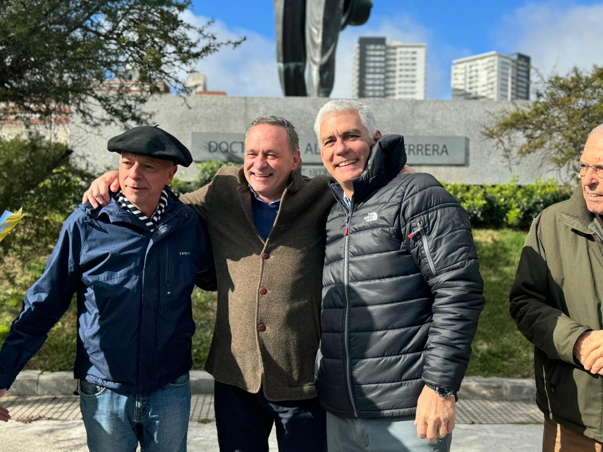 DipRodrigoGoni's tweet photo. Acompañando a nuestro candidato @AlvaroDelgadoUy que vino a saludar a los compañeros de #Casa40 NuevoCentro.
@PNACIONAL
@ESPACIOCUARENTA
@uyparaadelante
#Esconla40
#EstaEsMiLista
#NiUnPasoAtrás https://t.co/XwKDJnQoxa