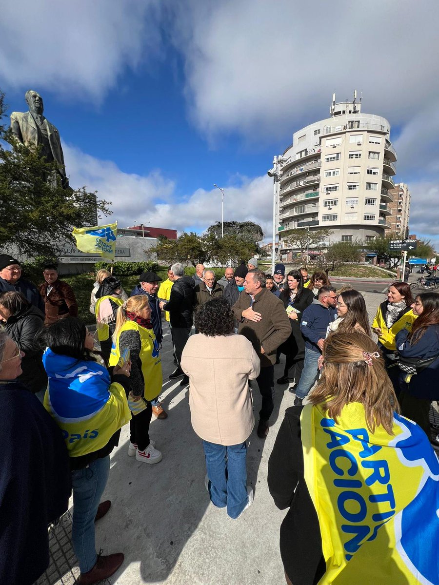 DipRodrigoGoni's tweet photo. Acompañando a nuestro candidato @AlvaroDelgadoUy que vino a saludar a los compañeros de #Casa40 NuevoCentro.
@PNACIONAL
@ESPACIOCUARENTA
@uyparaadelante
#Esconla40
#EstaEsMiLista
#NiUnPasoAtrás https://t.co/XwKDJnQoxa