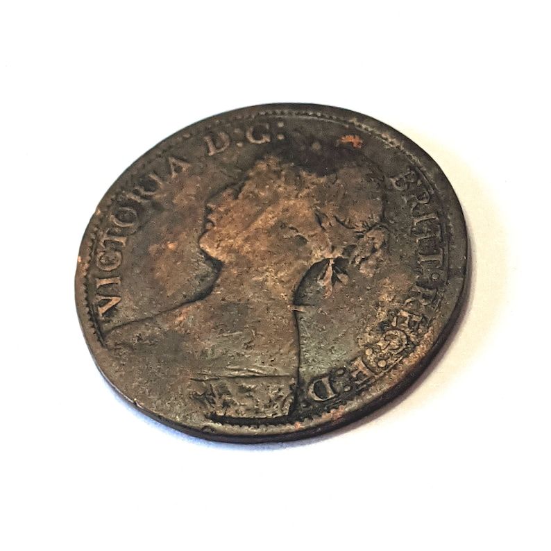 COINered2004's tweet photo. 1860 British FARTHING featuring Queen Victoria, a vintage copper coin from the United Kingdom, approximately 164 years old. #BritishCoin #VintageTreasure https://t.co/OpX8uxP9z9 https://t.co/URAnWS72xX