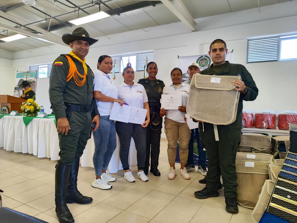 Policiantioquia's tweet photo. Hoy en el Corregimiento #JardíndeTamana, el Grupo de @CarabinerosCol y Protección Ambiental, junto con Embajada Americana y @FUPADColombia, cerraron la iniciativa 'Mujeres Doradas al Poder'. Entregamos certificaciones, herramientas y documentación, fortaleciendo el tejido social. https://t.co/Fvd6JLV45u