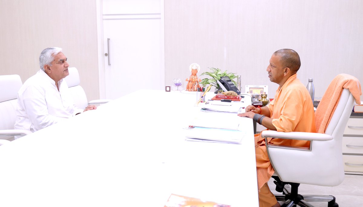 myogioffice's tweet image. मुख्यमंत्री श्री @myogiadityanath जी महाराज से आज लखनऊ में जनपद जालौन के कालपी विधान सभा क्षेत्र के माननीय विधायक श्री विनोद चतुर्वेदी जी ने शिष्टाचार भेंट की।

@Vinod_MLA_Kalpi