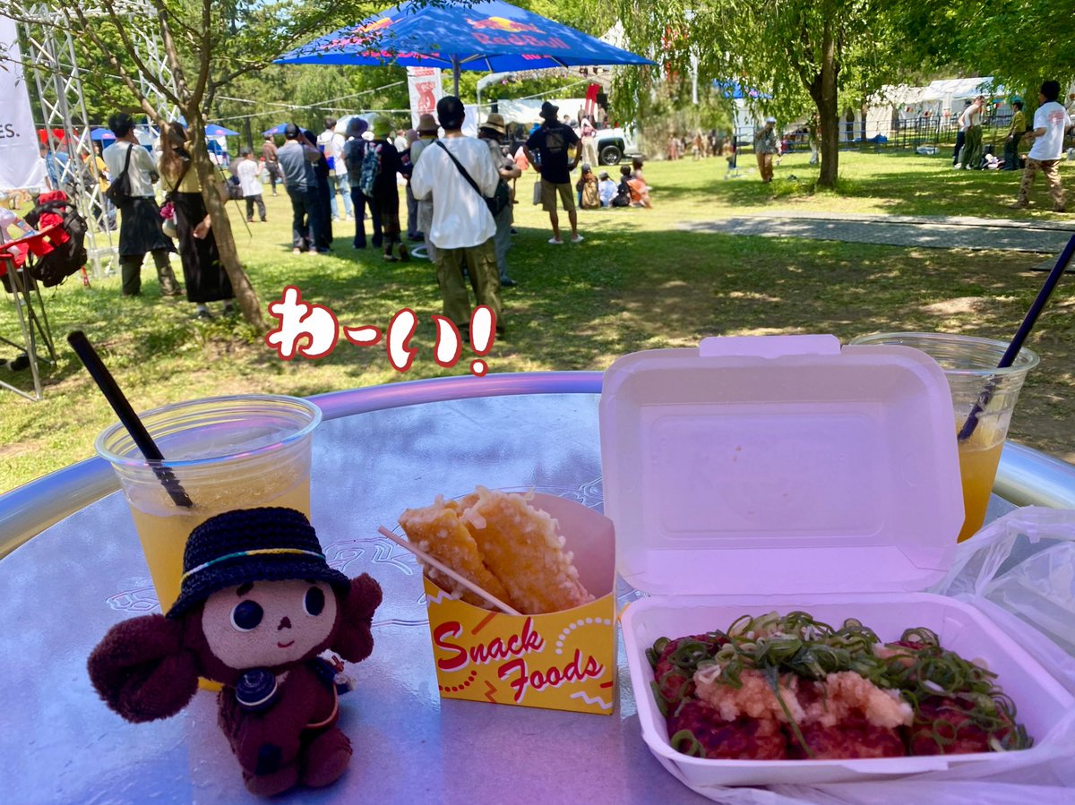 cheburaaaasika's tweet photo. 弘前公園に #SHIROFES2024 を見に行ってきました!公園内はレッドブルだらけで何故かプリンスさんも…。フェス飯はネギポン酢たこ焼きと嶽きみの天ぷらとシャリシャリマンゴースカッシュ。 https://t.co/nuoy4JQRnJ