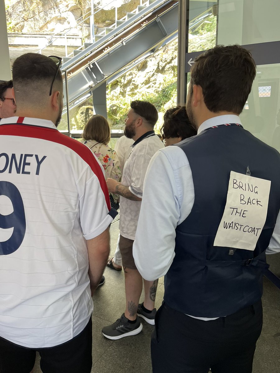 JamesJamesHill's tweet photo. Southgate spotted in Porto https://t.co/RAXbE24Lx0