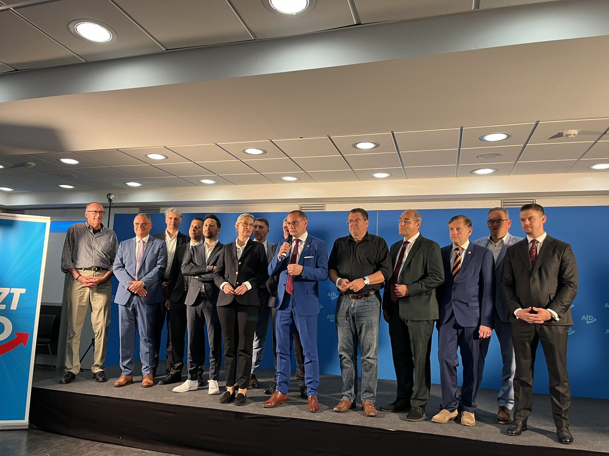 akm0803's tweet photo. “Der neue BuVo, der aus Frauen und Männer besteht“, sagt Tino Chrupalla bei der Vorstellung. Ist der Plural bei Frauen jetzt „FakeNews“ oder haben wir alle was verpasst? 

#AFDBPT2024 #e2908 https://t.co/SV4noQ3eKz