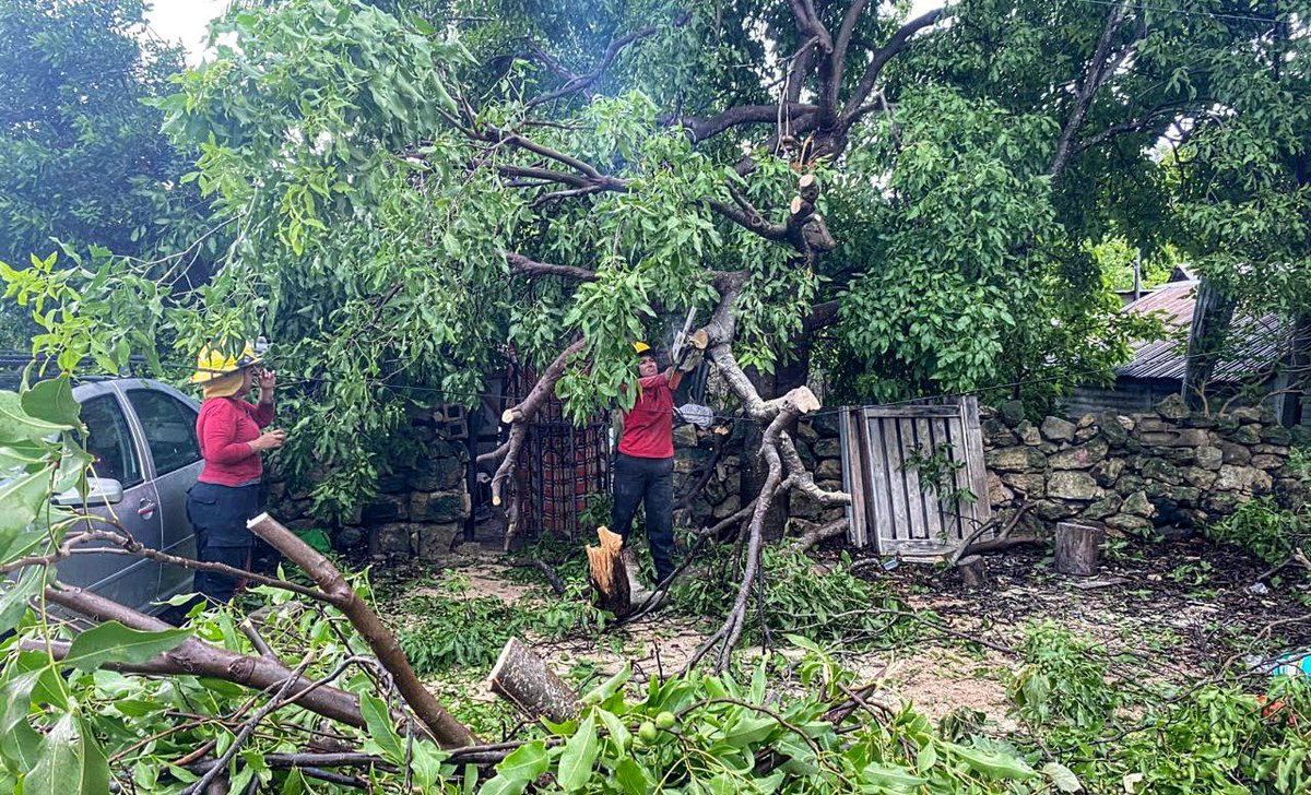 En coordinación con los tres órdenes de gobierno se mantienen activos los operativos de prevención ante el pronóstico de lluvias para #QuintanaRoo. En #Chetumal y todo el estado se trabaja en limpieza de calles y alcantarillas para prevenir inundaciones.