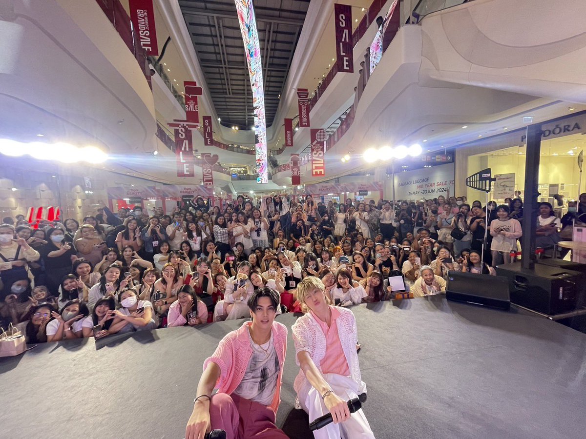peatwasu's tweet photo. เฮฮาปาร์ตี้สุดๆ ✨😆💓 วันนี้ขอบคุณ @Karmartsclub ที่ให้พวกเราสองคนได้มาสนุกพร้อมๆกับเบบี้ฟีทด้วยนะครับ ดีใจที่ได้สร้างสีสรรและเสียงหัวเราะให้กับทุกคน ขอบคุณทุกคนที่มาหาและเอาของขวัญมาให้กันด้วยนะครับ เดินทางกลับบ้านปลอดภัย ได้กินของอร่อย พักผ่อนกันเยอะๆนะครับ เลิฟๆ #KarmartxFortPeat