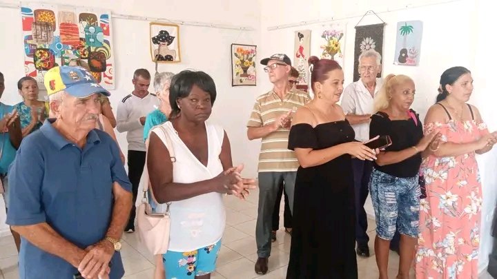 ArlnGonzle72300's tweet photo. Esta mañana se abandero la Guerrilla Cultural que llevara un programa de actividades en este verano a todas las comunidades incluyendo las del Plan Turquino. #MatanzasdeGironal26 #MatancerosEnVictoria #UnionEnVictoria #Matanzas ♥️🇨🇺 https://t.co/XHGHt6Rl2U