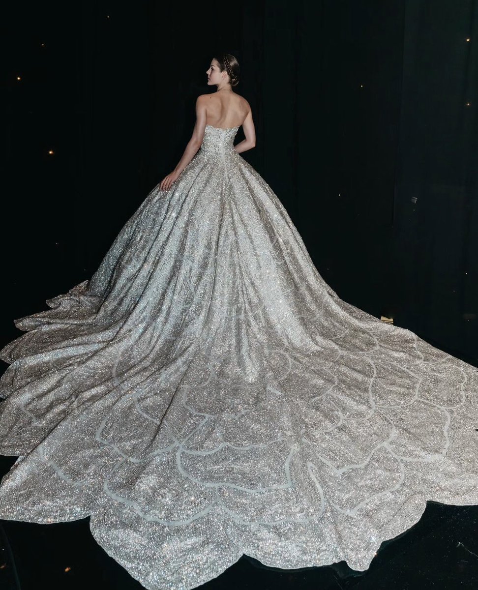 TheBlackGlinda's tweet photo. this bridal gown from the Atelier of Monica Ivena https://t.co/7RQN95al2i
