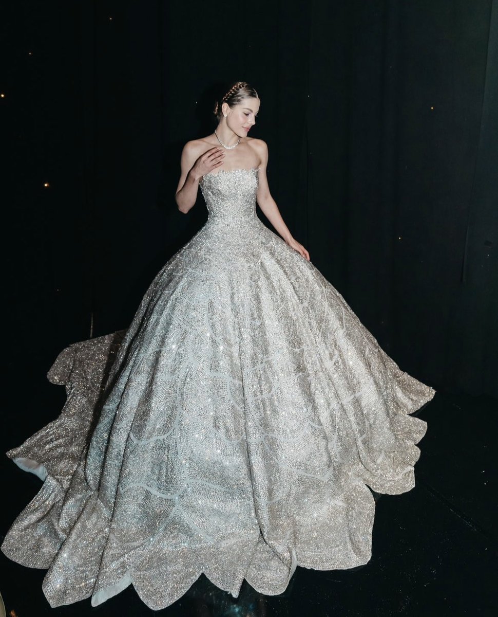 TheBlackGlinda's tweet photo. this bridal gown from the Atelier of Monica Ivena https://t.co/7RQN95al2i