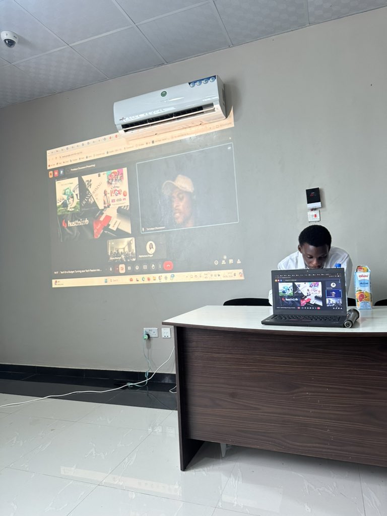 __HayBee_'s tweet image. Was at @Jmtechcentre For #TECHONABUDGET. It was a Nice event.