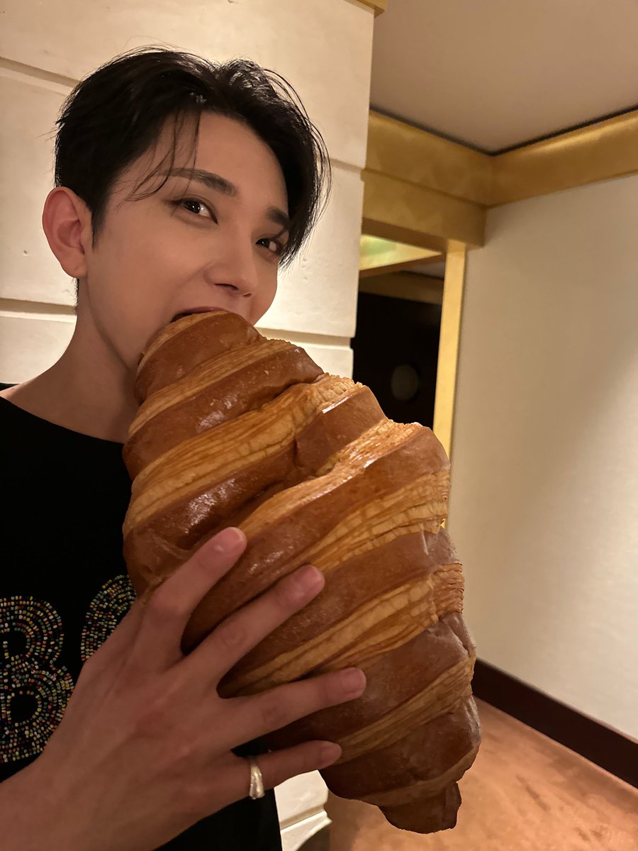 cheolsoozone's tweet photo. 🥐🖤 https://t.co/fdnfx8vxUv