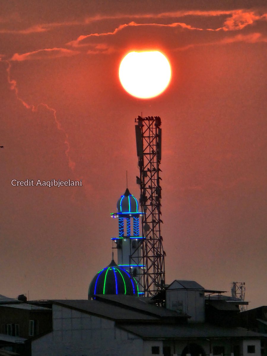developeraaqib's tweet image. Captured this stunning view today, June 29, 2024, on Silk Factory Road in #Srinagar, #JammuandKashmir. The breathtaking #sunset and the majestic mosque in the background left me in awe. I couldn&apos;t resist capturing this moment on camera. Hope you all enjoy it as much as I do!